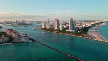 Lüks günbatımı marinası olan Miami şehri. Lüks gökdelenli deniz marinası. Miami 'de Skyline. Manzaralı hava manzarası. Miami güney sahili manzarası. Havadan panoramik görüntü. Miami limanı ve marinası.