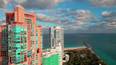 Gökdelendeki lüks Miami apartmanı. Havadan Miami mimarisi. Otel binası. Lüks gökdelendeki bir apartmanda. Miami güney sahili havalimanı. Konut binası bloğu.