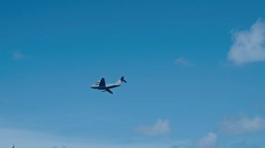 Askeri uçak bağımsızlık anısına uçuyor. Gökyüzünde askeri nakliye uçağı. Anma günü için gökyüzünde hava kuvvetleri uçuşu. Havacılık ve uçak. Birleşik Devletler Hava Kuvvetleri. Bağımsızlık Günü. Anma Günü.