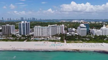 Miami Plajı 'nın gökyüzü manzarası. Miami Sahili 'nin insansız hava aracı görüntüsü. Güney Miami Sahili ve okyanus manzarası. Gökdelenleri ve kıyı şeridi olan Miami Plajı gökdelenleri
