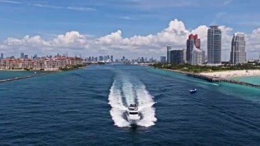 Miami gökdelenleri kıyı şeridinin yukarısında. Miamis kıyı manzarası yukarıdan. Miami kıyı şeridinin en üst manzarası. Miami sahili ve okyanusunun havadan görünüşü. Tropikal Miami kıyısı