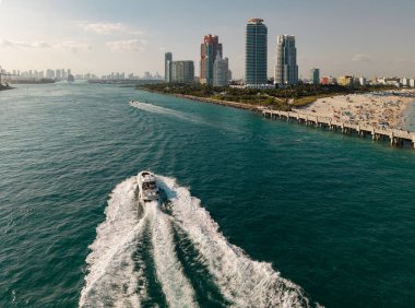 Miami Plajı 'nın gökyüzü manzarası. Yat ve teknelerle Miami Sahili 'nin insansız hava aracı görüntüsü. Güney Miami Plajı