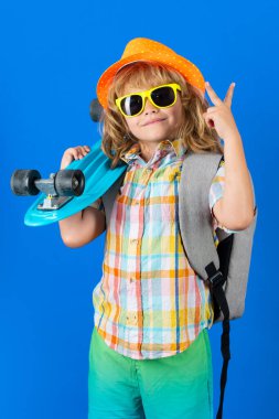 Kaykaylı çocuk. Çocuk kaykay tahtası. Yazın okul çocukları için sağlıklı bir spor ve aktivite. Spor eğlencesi