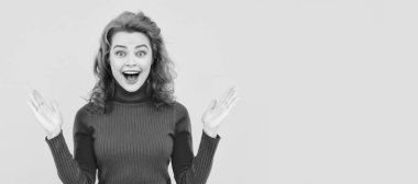 Mutlu, şaşırmış kadınlar. Sarı arka planda izole edilmiş heyecanlı genç kadın görüntüsü.