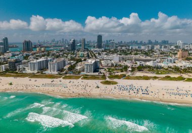 Miami Plajı 'nın gökyüzü manzarası. Miami şehir manzarasının insansız hava aracı görüntüsü