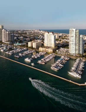Miami marinası yakınlarındaki South Pointe Park ve South Beach 'in havadan görüntüsü. Marinalı ve yatlı Miami silueti