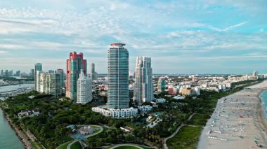 Miami 'de lüks bir gökdelen. Gökdelenli şehir silueti. Havadan şehir manzarası. Miami Güney Sahili lüks mimarisi. Gökdelen şehir manzarasında lüks bir manzara. Lüks bir yaşam tarzı. Şehir merkezinin hava manzarası.
