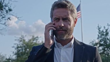 Öfkeyle bağırıyordu. İş adamı bağırıyor. İş iletişimi açık havada. İş görüşmesi çağrısı. Patrona telefon var. İletişim ve müzakere. İş adamı telefonda konuşuyor..