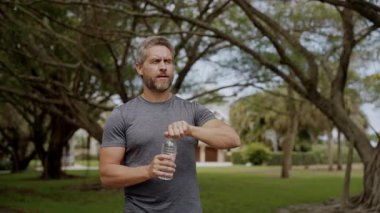 Vücutta su dengesi. Sporcu adam susamış su içiyor. Su emme ihtiyacı. Susuz kalma. Antrenmandan sonra susamış koşucu. Susamış adam su içiyor. Sporcu adam susamış. Sağlıklı yaşam tarzı.