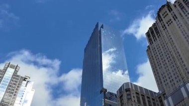 Business District City 'de gökyüzü yansıması. Modern ticari mimari. İş gökdeleni binası. Mimari inşaat sektörü. Cam gökdelen gökyüzü yansıması.