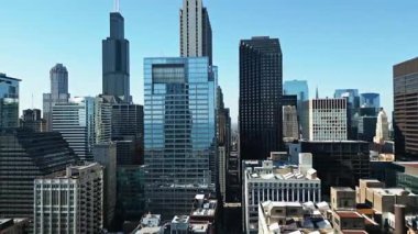 İş bölgesindeki gökdelen ve ofis binası. Chicago gökdelen şehri. Şehir manzarası havası. Şehir silueti. Şehir mimarisi Chicago. Chicago şehri. Şehir merkezi iş bölgesi.