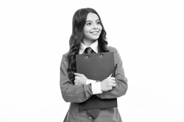 Gömlekli ve kravatlı ciddi bir genç kız ofis üniforması giyiyor. Elinde beyaz izole arka planda bir pano var.