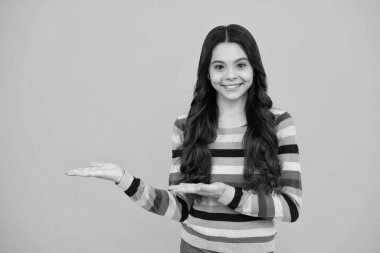 Vay canına, inanılmaz. Şok olmuş bir çocuk fotokopi alanını işaret ediyor. İki eliyle ve parmaklarıyla kenarı gösteren genç bir kız. Mutlu ergen, pozitif ve gülümseyen genç kız duyguları