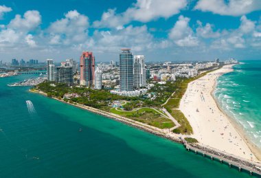 Turkuaz suları olan Miami Plajı 'nın havadan görünüşü. Miami siluetinin insansız hava aracı görüntüsü. Güney Miami Sahili 'nin en iyi manzarası. Lüks gökdelenleri ve okyanusları olan Miami şehri.