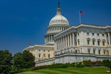 Kongre binası açık mavi gökyüzünün altında. Washington DC 'nin ünlü başkenti.