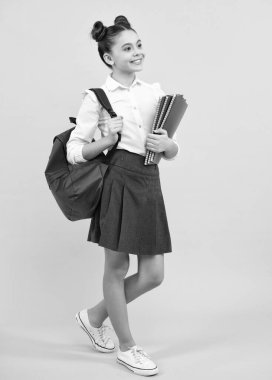 Okula dönelim. Öğrenci kızın elinde mavi izole edilmiş stüdyo geçmişi hakkında bir kitap var. Okul ve eğitim kavramı. Okul üniformalı ergen kız. Mutlu ergen, pozitif ve gülümseyen liseli