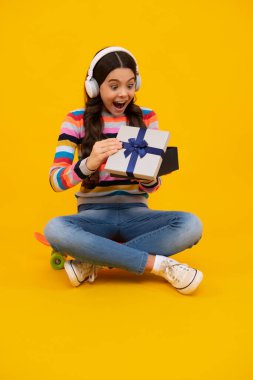 Şaşırmış bir genç. Heyecanlı genç kız.