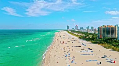 Seyahat güzergahı. Miami 'nin güney sahilinin deniz manzarası. Miami 'de modern binaları olan Florida. Hava görüntüsü. Miami, Florida 'daki deniz manzarası. Yaz mevsimi deniz kenarı. Lüks tatil köyü.