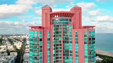 Miami South Beach lüks apartman manzaralı. Miami gökdeleninde hava durumu. Miami, Florida 'da bir apartman. Apartman dairesi. Miami 'nin gökdelen mimarisi.