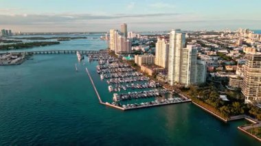 Yazın lüks bir yat gezisi. Miami limanına yanaşmış bir yat. Marina lüks şehir manzarası. Yatı olan liman. Yat marinası. Lüks yat kiralama. Miami limanı marinası.