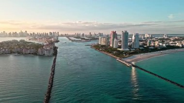 Miami Panorama manzarası. Güney Sahili Kanalı 'nda Miami Limanı' na giden deniz kanalı var. Miami 'nin Fisher Adası' yla manzarası. Florida 'da lüks bir hayat. Miami güney plajı. South Point Parkı.