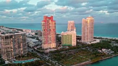 Marinalı lüks güney sahili bölgesi. Güney sahilindeki Miami gökdeleninde. Lüks bir yat limanında. Lüks bir hayat. Miami lüks marinası. Yaz tatili. Marina hava manzarası. Yat deniz limanı.