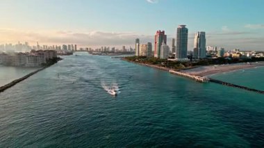 Tekne limandan ayrılıyor. Miami 'de Skyline. Manzaralı hava manzarası. Miami sahili manzarası. Havadan panoramik görüntü. Miami limanı ve marina. Lüks marinalı Miami şehri. Lüks gökdelenli deniz marinası.