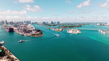 Miami, Florida, ABD - 07 Şubat 2025: Miami limanı. Konteynır gemisi olan kargo iskelesi. Miami Limanı. Dodge Adası. Miami hava manzaralı. Limandaki CMA CGM kargo gemisinin hava görüntüsü. Nakliye lojistiği.