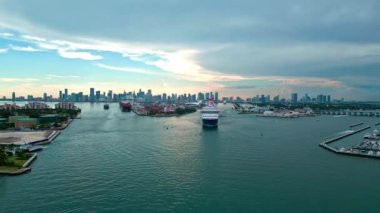 8 Haziran 2024 - Miami Plajı, Florida: Miami Güney Sahili 'nin yanında denize açılan hava seyir gemisi Özgürlük. Miami limanından denize açılma özgürlüğü yolcu gemisi. Seyahat gemisi Güney 'in yakınlarındaki günbatımında denize açılma özgürlüğü