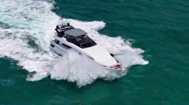 Tekne motorlu antenleri. Yaz tatili. Hava manzaralı motorlu tekne. Yat teknesi turu. Lüks tekne yatı. Sürat teknesi denizde. Lüks pahalı deniz yatı. Motorlu yat lüks gemi. Özel güverte.