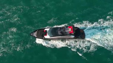 Hava manzaralı motorlu tekne. Yat teknesi turu. Lüks tekne yatı. Sürat teknesi denizde. Denizdeki lüks özel yat. Motorlu yat lüks gemi. Tekne motorlu antenleri. Yaz tatili. Zarif iç mimari.