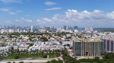 Miami Beach silueti. Miami Sahili 'nin insansız hava aracı görüntüsü. Miami sahilindeki South Pointe Park ve South Beach 'in havadan görüntüsü. Güneşli bir günde Miami gökyüzü