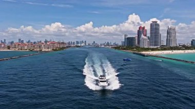 Ufuk çizgisi olan Miami Plajı hava aracı görüntüsü. Miami yukarıdan. Miamis 'in ünlü simgelerinin insansız hava aracı görüntüsü. Gökdelenleri olan South Pointe plajı. Miami şehri panoraması. Miami Sahili 'nin okyanus manzarası