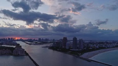 Miami gökdelenleri gün batımında kıyı şeridinin üzerinde. Miamis kıyı manzarası yukarıdan. Miami Sahili Gece Yarısı