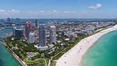 Miami Beach silueti. Miami Sahili 'nin insansız hava aracı görüntüsü. Miami sahilindeki South Pointe Park ve South Beach 'in havadan görüntüsü. Güneşli bir günde Miami gökyüzü