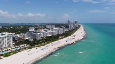 Miami sahili ve okyanusunun havadan görünüşü. Miami kıyı şeridi. Meşhur Miami silueti. Miami Okyanus Cephesi