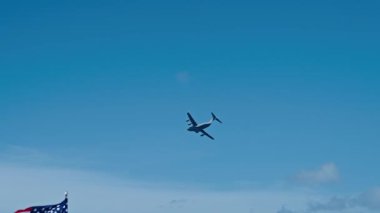 Anma günü. Askeri uçak bağımsızlık anısına uçuyor. Gökyüzünde askeri nakliye uçağı. Bağımsızlık gününde hava kuvvetleri uçuşu. Havacılık ve uçak. Birleşik Devletler Hava Kuvvetleri. Bağımsızlık Günü.