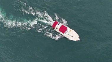 Denizde lüks tekne motorlu yatı. Tekne turizmi. Lüks bir yaşam tarzı. Denizde yat. Sefer teknesi denizde yüzüyor. Motorlu tekne hava üst görüntüsü.