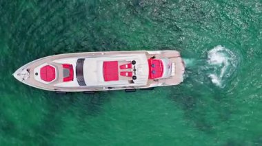 Tekne turizmi. Lüks bir yaşam tarzı. Yaz tatili. Denizde yat. Sefer teknesi denizde yüzüyor. Motorlu teknenin üst görüntüsü. Denizde lüks tekne motorlu yatı. Sakin deniz.