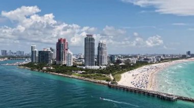 Miami sahil şeridinin hava manzarası. Miami Beach 'te gökdelenler ve gökdelenler. Yaz Miamis titreşimleri. Miami Sahili 'nin panoramik manzarası. Gündüz Miami silueti.