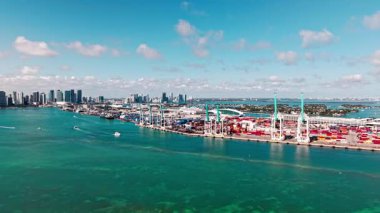 Miami, Florida, ABD - 02 Nisan 2025: konteynır yükleme. İhraç ve ithalat. Kargo işi. Kargo servis konteynırı limanda, hava manzaralı. Yük konteynırı. Miami Limanı. Nakliye konteynırı.