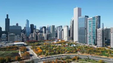 Chicago, Illinois, ABD - 21 Ekim 2024: Chicago şehir parkı. İş bölgesindeki gökdelen ve ofis binası. Chicago şehir merkezi gökdeleni. Şehir manzarası havası. Şehir silueti.