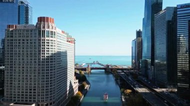 Chicago, Illinois, ABD - 21 Ekim 2024: Şehir mimarisi. Chicago Nehri ufku. İş merkezi. Gökdelen mimarisi. Chicago şehir manzarası. Şehir manzarası gökdelen binası.
