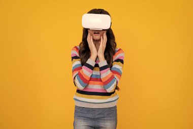 Sanal gerçeklik gözlüğü takan genç bir kız. Bağlantı, teknoloji, yeni nesil, ilerleme kavramı. Sanal gerçeklik, 3 boyutlu aygıt. Şaşırmış yüz, şaşırmış genç duygular.