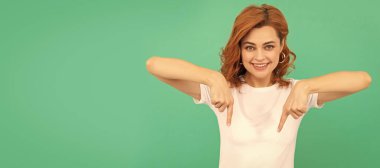 İzole edilmiş yüz portresi, fotokopi alanı olan pankart. Olumlu duygularını ifade et. Buraya bak. Kıvırcık saçlı, mutlu bir kadın.