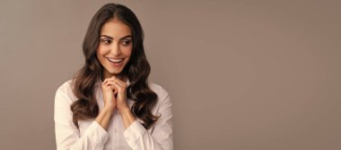 Mutlu kadın avukat gülüşü karar verme konusunda gri arka plan, düşün. İzole edilmiş yüz portresi, afiş başlığı posteri ve kopyalanmış kopya alanı