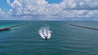 Denizde lüks tekne motorlu yatı. Tekne turizmi. Lüks bir yaşam tarzı. Yaz tatili. Denizde yat. Sefer teknesi denizde yüzüyor. Motorlu tekne hava üst görüntüsü.