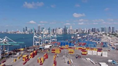 Miami, Florida, ABD - 21 Mayıs 2025: nakliye konteynırı kargo. Miami Limanı. Konteyner portu yükleniyor. İhraç ve ithalat. Kargo işi. Miami liman terminalinde konteynır taşıyan kargo hizmetleri.