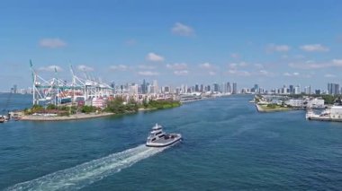 Miami, Florida, ABD - 21 Mayıs 2025: kargo feribot taşımacılığı. Arabalı feribot Miami 'de. Miami limanında kargo taşıyan bir feribot. Deniz taşımacılığı. Feribot nakliye kargosu taşır. Deniz nakliye gemisi.
