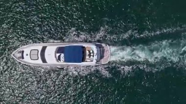 Miami, Florida, ABD - 20 Mayıs 2025: Lüks tekne motorlu yat denizde. Tekne turizmi. Lüks bir yaşam tarzı. Yaz tatili. Denizde yat. Sefer teknesi denizde yüzüyor. Motorlu tekne hava üst görüntüsü.
